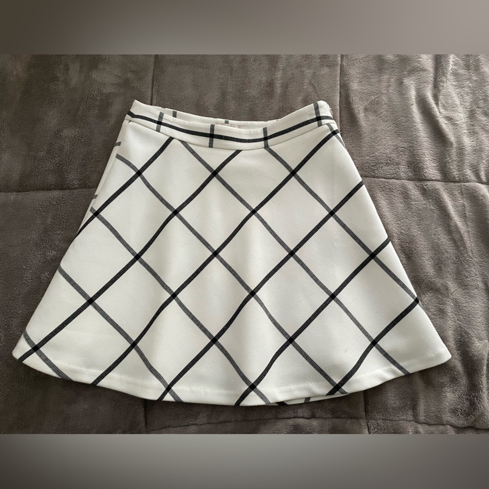 LIKE NEW Loft Size 2P Black and White Plaid A-Line Skirt